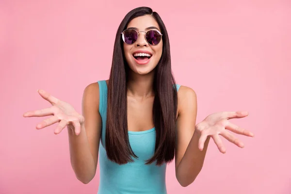 Foto von Hurra Brünette Frisur Millennial Dame tragen Brille blaues Top isoliert auf rosa Hintergrund — Stockfoto