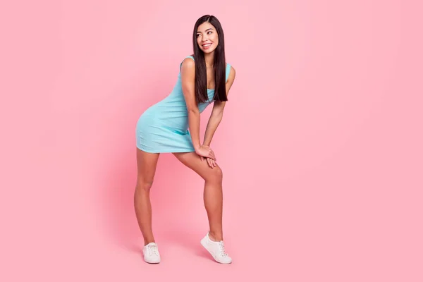 Foto de cuerpo entero de dulce morena peinado señora look espacio vacío usar zapatillas de vestir azul aislado sobre fondo de color rosa —  Fotos de Stock