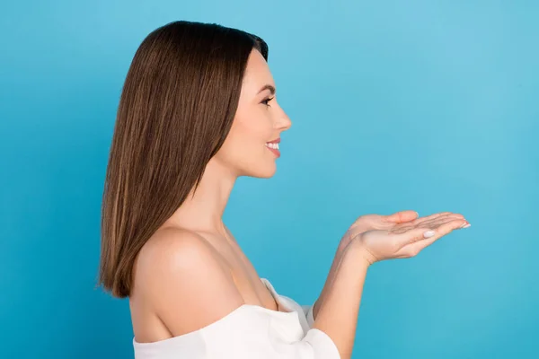 Foto de perfil de dulce morena milenaria dama mirada mantenga espacio vacío desgaste blanco superior aislado sobre fondo de color azul — Foto de Stock