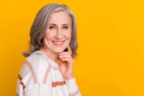 Perfil vista lateral retrato de atractiva mujer de pelo gris alegre ponderando pista supongo espacio de copia aislado sobre fondo de color amarillo brillante — Foto de Stock