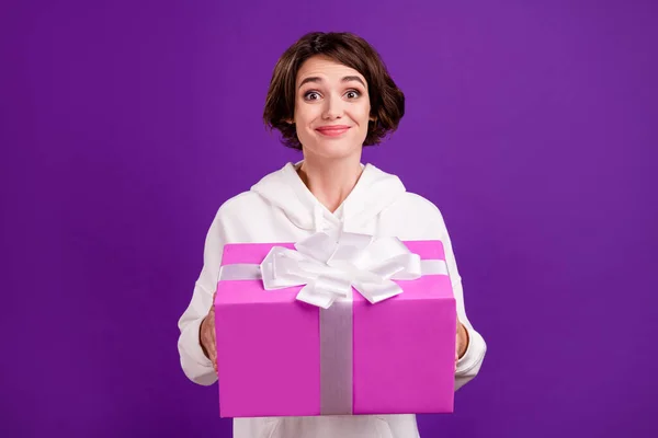 Foto retrato chica en ropa deportiva manteniendo gran caja de regalo aislado brillante pastel color fondo —  Fotos de Stock