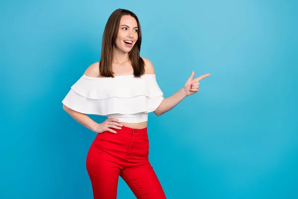 Foto de encantador saída jovem mulher vestida blusa branca olhando apontando o dedo vazio espaço isolado azul cor de fundo — Fotografia de Stock