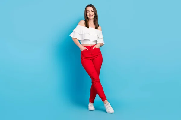 Foto em tamanho completo de boa morena milenar senhora stand desgaste branco top jeans isolado no fundo de cor azul — Fotografia de Stock