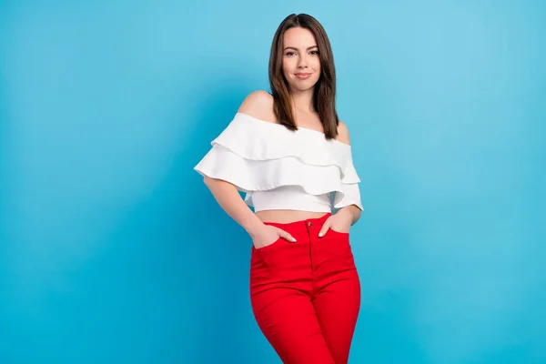 Foto de mulher encantadora feliz positiva segurar os bolsos mãos sorriso bom humor isolado no fundo de cor azul — Fotografia de Stock