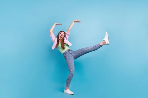 Ganzkörpergröße Foto überglücklich Mädchen tanzen in Sonnenbrille am Wochenende isoliert pastellblaue Farbe Hintergrund — Stockfoto