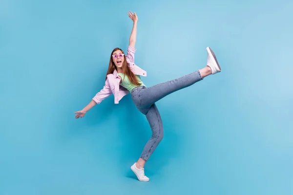 Comprimento total tamanho do corpo foto menina louca vestindo roupas casuais relaxante na festa isolado pastel azul cor de fundo — Fotografia de Stock