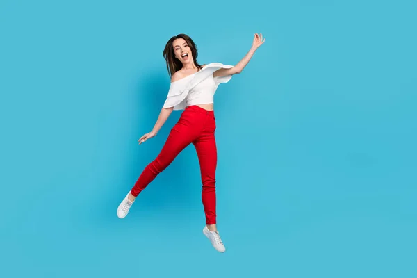 Foto de cuerpo completo de la fresca morena millennial dama salto usar pantalones vaqueros aislados en fondo de color azul — Foto de Stock