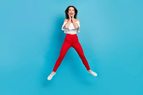 Full längd kroppsstorlek bild av attraktiv glad lycklig förvånad flicka hoppa ha kul isolerad över ljusblå färg bakgrund — Stockfoto