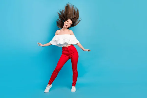 Lunghezza intera dimensione del corpo vista attraente allegra ragazza distratta gettare i capelli divertirsi isolato su vibrante sfondo di colore blu — Foto Stock