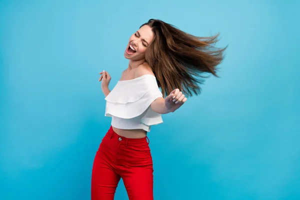 Foto de engraçado adorável jovem mulher vestida blusa branca sorrindo cantando dançando isolado fundo cor azul — Fotografia de Stock