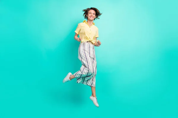 Full size foto van jong meisje gelukkig positieve glimlach jumper droom reizen geïsoleerd over teal kleur achtergrond — Stockfoto
