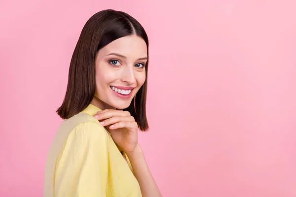 Perfil da foto lateral da jovem linda menina alegre mão toque ombro isolado sobre cor rosa fundo — Fotografia de Stock