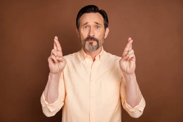 Photo de mature brunet homme croisé doigts porter chemise pêche isolé sur fond de couleur marron — Photo