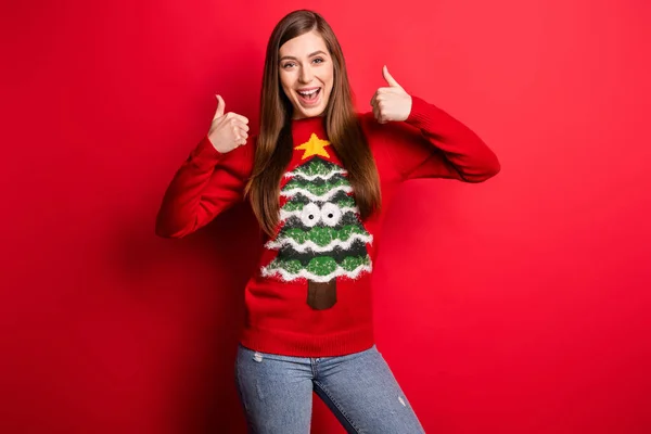 Zdjęcie funky młoda pani kciuk do góry nosić sweter wakacje izolowane na czerwonym tle koloru — Zdjęcie stockowe