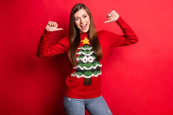 Foto di stupito eccitato felice donna positiva punta dita se stessa sorriso orgoglioso isolato su sfondo di colore rosso — Foto Stock