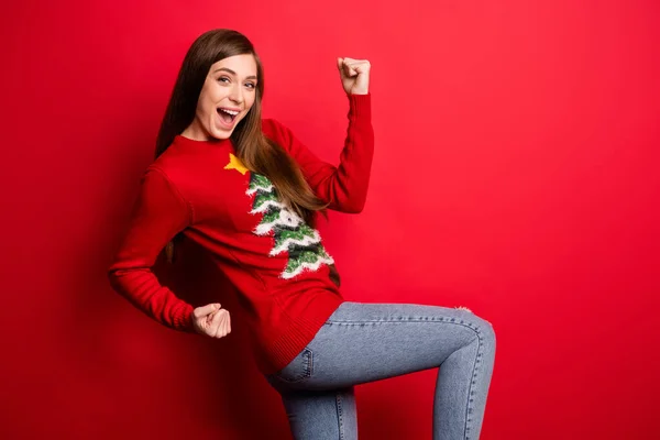 Фотографія профілю дивовижної молодої леді кулаки носять святковий светр ізольовані на фоні червоного кольору — стокове фото