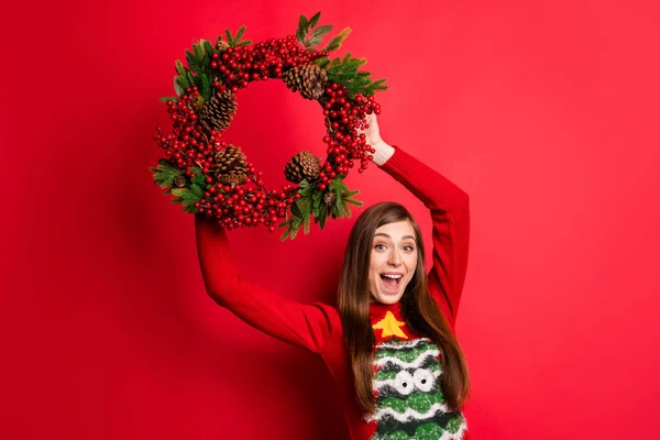 Foto de legal jovem senhora segurar porta decoração desgaste feriado suéter isolado no fundo de cor vermelha — Fotografia de Stock