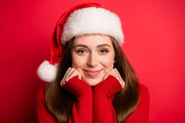 Foto von niedlichen Millennial Dame Hände Gesicht tragen Urlaub Pullover Mütze isoliert auf rotem Hintergrund — Stockfoto