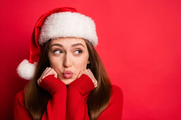 Foto de paquera jovem senhora mãos rosto golpe beijo desgaste feriado camisola boné isolado no fundo de cor vermelha — Fotografia de Stock