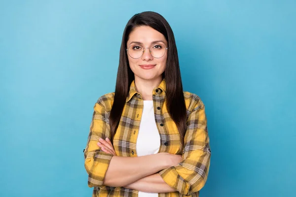 Foto van volwassen aantrekkelijke zakenvrouw gelukkig positieve glimlach gevouwen handen manager geïsoleerd over blauwe kleur achtergrond — Stockfoto