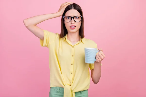 Foto de menina infeliz chateado toque mão tinha problema não beber chá de café isolado sobre fundo cor-de-rosa — Fotografia de Stock