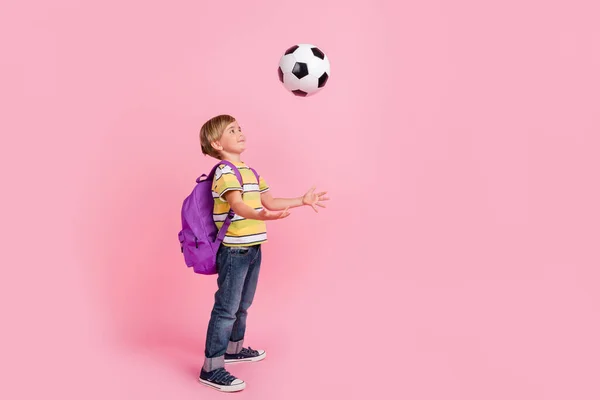 若い小さな幸せな男の子スローボール摩耗バッグ笑顔ピンク色の背景に隔離された — ストック写真