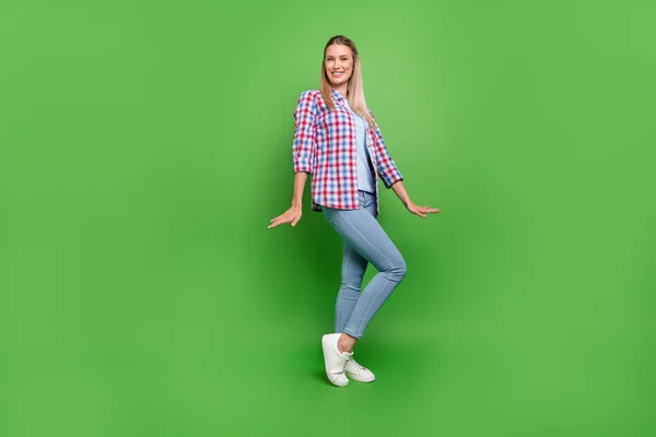 フルボディプロフィール側の写真の若い女性幸せな正笑顔カジュアル衣装孤立上の緑の色背景 — ストック写真