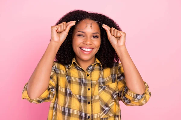 Foto de coquete namorada senhora tirar especificações piscar olho usar camisa xadrez isolado cor rosa fundo — Fotografia de Stock