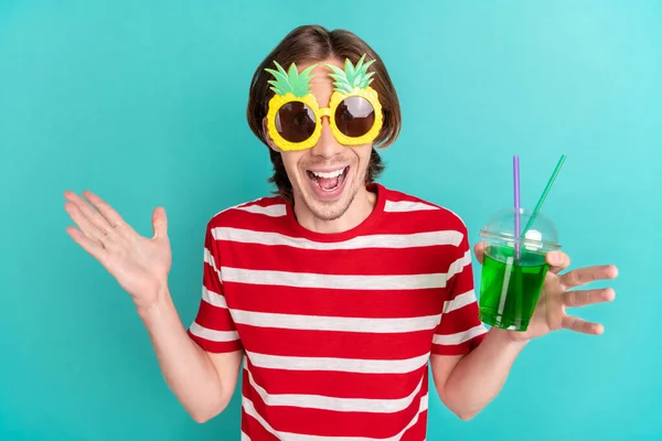 Retrato de cara alegre atraente beber coquetel verde ter diversão discoteca isolado sobre brilhante teal turquesa cor de fundo — Fotografia de Stock