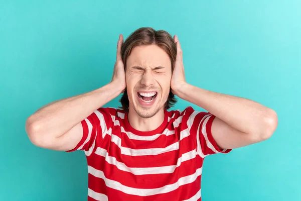 Foto di giovani mani ragazzo toccare testa emicrania dolore soffrono irritato isolato su sfondo di colore verde acqua — Foto Stock