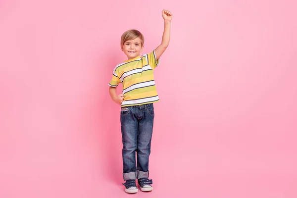 Πλήρες μέγεθος φωτογραφία του χαρούμενου χαρούμενο μικρό αγόρι αυξήσει το χέρι σούπερ ήρωα χαμόγελο απολαύσετε απομονωμένο σε ροζ φόντο χρώμα — Φωτογραφία Αρχείου