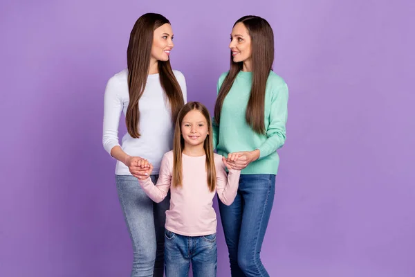 Portrét tří atraktivních veselých dívek objímající ruce izolované přes jasně fialové barvy pozadí — Stock fotografie