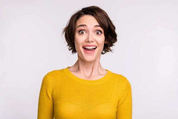 Foto av glada funky galen flicka omg reaktion öppen mun bära gul skjorta isolerad grå färg bakgrund — Stockfoto
