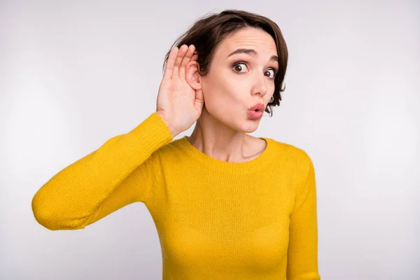 Foto de chismes impactados manos de niña oreja escucha ropa camisa amarilla aislado color gris fondo — Foto de Stock