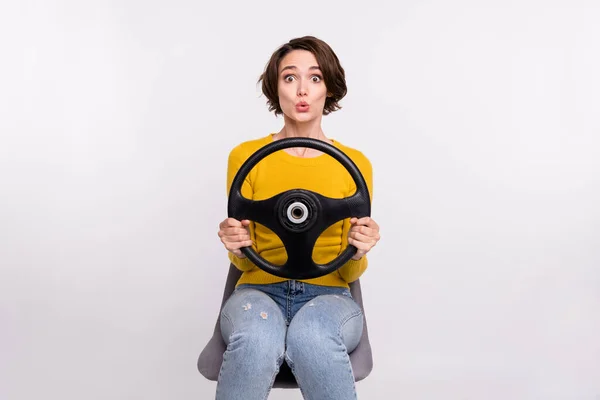 Фото юной девушки надутые губы удивленный шокированный водитель транспортного руля изолированы на сером фоне цвета — стоковое фото