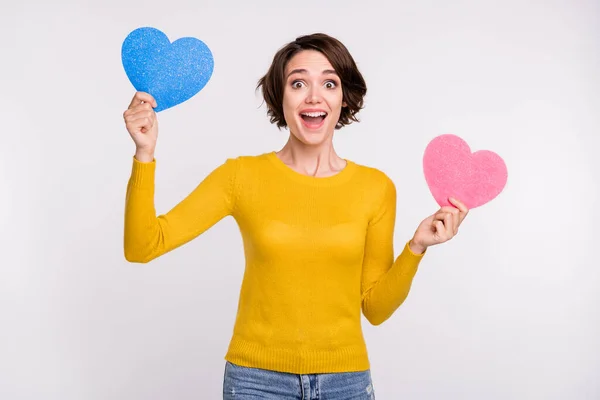 Foto de jovem atraente mulher feliz sorriso positivo segurar papel sentimentos do coração isolado sobre fundo de cor cinza — Fotografia de Stock