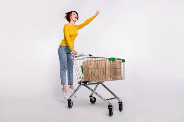 Foto lateral de perfil de longitud completa de la mujer joven salto superwoman trolley tienda venta aislado sobre fondo de color gris — Foto de Stock