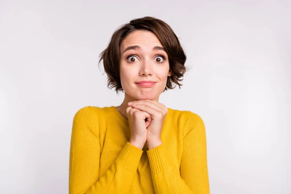 Foto van vraag brunette jonge dame handen gezicht dragen geel shirt geïsoleerd op grijze achtergrond — Stockfoto