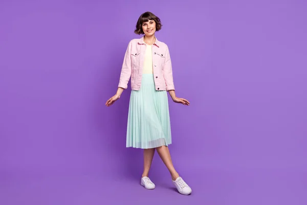 Pełna długość zdjęcie młodej wesoły uroczy kobieta dobry nastrój nosić długie spódnica izolowane na fioletowy kolor tła — Zdjęcie stockowe