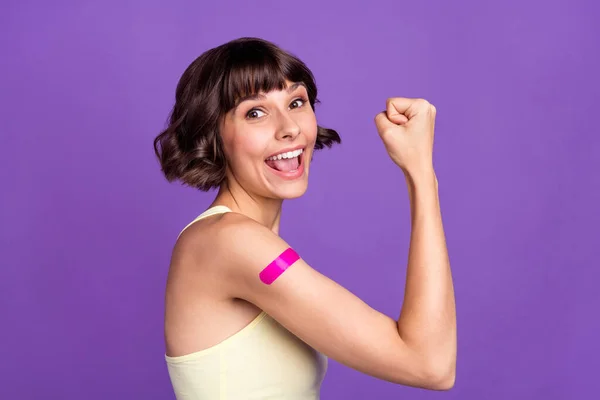 Foto di allegra felice positivo giovane donna vaccino prevenzione vincitore isolato su sfondo di colore viola — Foto Stock