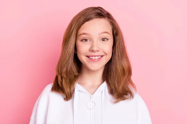 Foto retrato sorridente menina vestindo hodie isolado pastel cor-de-rosa fundo — Fotografia de Stock