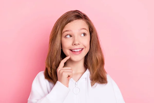 Retrato de menina alegre mente atraente criando nova solução isolada sobre fundo cor pastel rosa — Fotografia de Stock