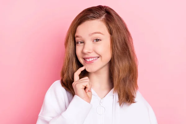 Portrait of attractive cheerful cute girl creating solution touchinhg chin isolated over pink pastel color background — Stock Photo, Image