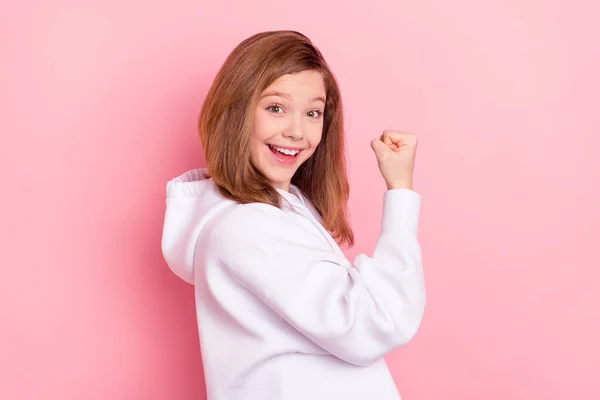 호디 게릭을 입고 있는 미소짓는 소녀, 우승자처럼 격리 된 파스텔 핑크 색 배경 — 스톡 사진