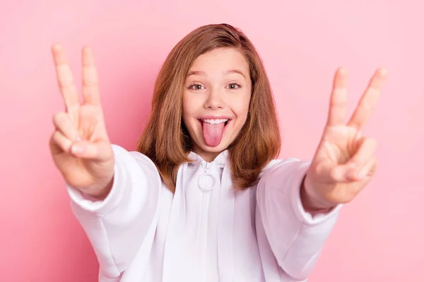 Portret van aantrekkelijke vrolijke meisje tonen dubbele v-teken grimacing plezier geïsoleerd over roze pastel kleur achtergrond — Stockfoto