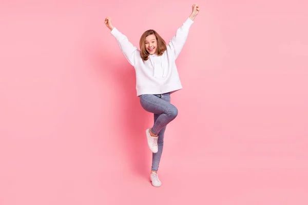 Full längd kroppsstorlek bild av attraktiv glad flicka dans har roligt glädje isolerad över rosa pastell färg bakgrund — Stockfoto
