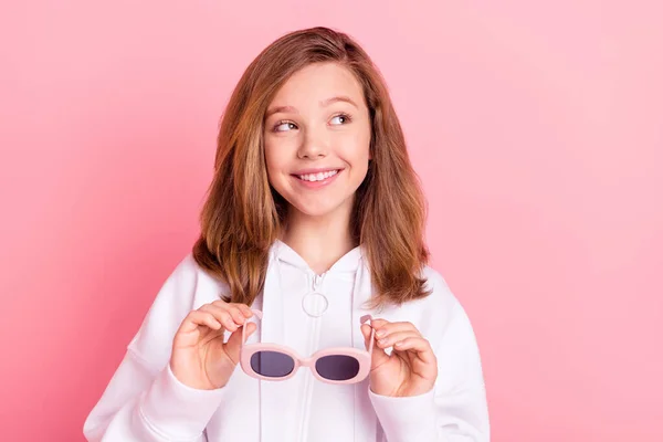 Φωτογραφία πορτρέτο κοριτσάκι σε λευκό hoodie χαμογελώντας ονειρεύεται copyspace απομονωμένο παστέλ ροζ χρώμα φόντο — Φωτογραφία Αρχείου