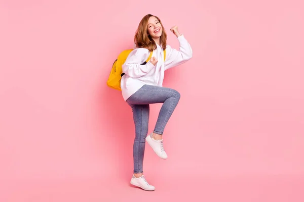 Ganzkörpergröße Ansicht von ziemlich fröhlich Mädchen tragen Tasche jubelnd Spaß isoliert über rosa Pastellfarbe Hintergrund — Stockfoto