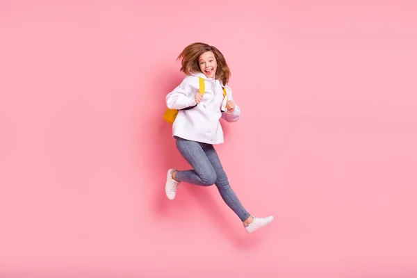 フル長いですボディサイズビューのかなりトレンディーな陽気な女の子ジャンプ楽しいです絶縁上ピンクパステルカラーの背景 — ストック写真