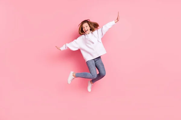 분홍빛 파스텔 색 배경에 고립된 기분좋게 뛰어다니는 매력적 인 유쾌 한 소녀의 전체 몸길이 사진 — 스톡 사진